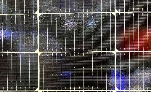 Patterned low-iron glass for PV modular